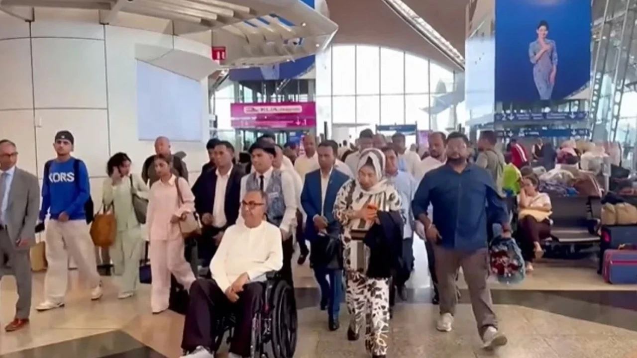 ছয় মাস চিকিৎসার পর দেশে ফিরলেন মির্জা আব্বাস