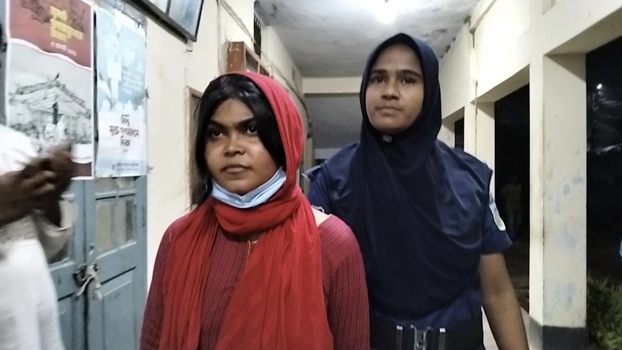 ফ্যামিলি কার্ডের নামে টাকা নেওয়ার অভিযোগে এনসিপি নেত্রী আটক