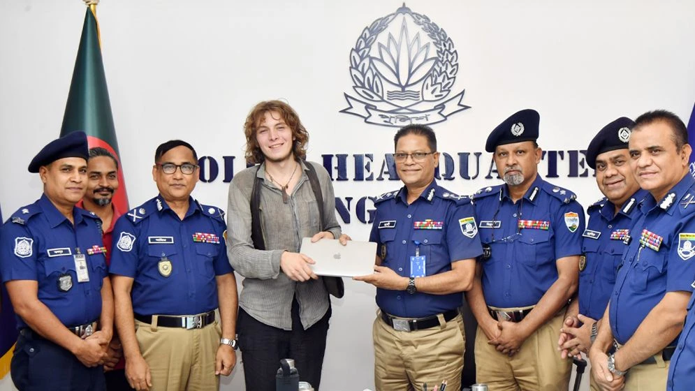 জার্মান পর্যটকের হারানো ম্যাকবুক উদ্ধার করে ফেরত দিল পুলিশ