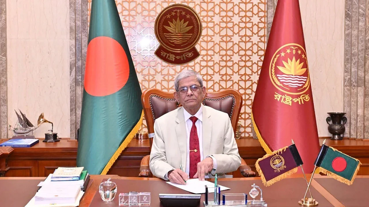 বঙ্গভবনে অফিস শুরু করলেন নতুন রাষ্ট্রপতি মির্জা ফখরুল