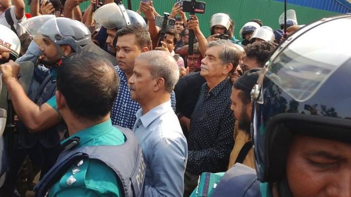 বিক্ষোভের মধ্যে কলেজের পেছনের গেট দিয়ে মাইলস্টোন ত্যাগ করলেন দুই উপদেষ্টা