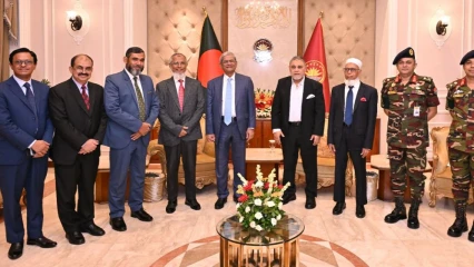 রাষ্ট্রপতির সঙ্গে নির্বাচন কমিশনের সৌজন্য সাক্ষাৎ