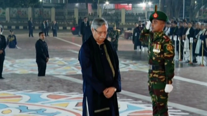 একুশের প্রথম প্রহরে শহিদ মিনারে রাষ্ট্রপতির শ্রদ্ধা