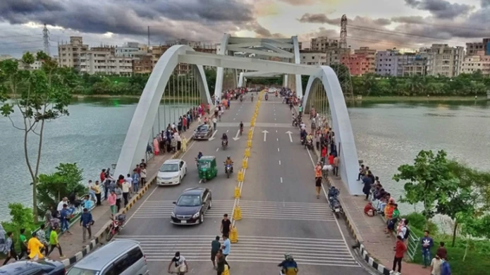 হাতিরঝিলে ককটেল বিস্ফোরণে মোটরসাইকেলে আগুন