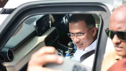 গাড়িবহর থামিয়ে আটকে থাকা অ্যাম্বুলেন্সকে আগে যেতে দিলেন প্রধানমন্ত্রী