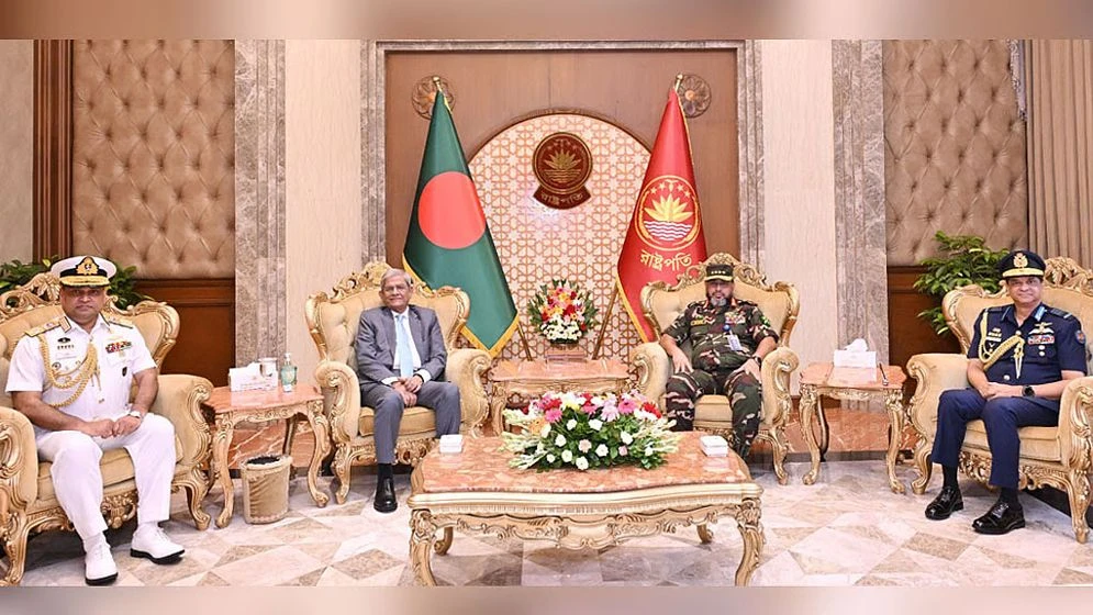 বঙ্গভবনে রাষ্ট্রপতির সঙ্গে তিন বাহিনী প্রধানের সাক্ষাৎ