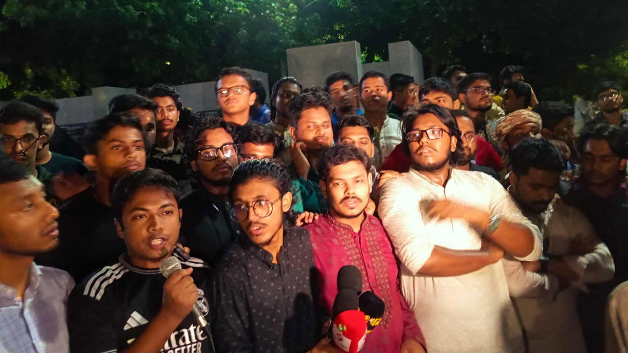 মিটফোর্ডে ব্যবসায়ী হত্যার বিচারের দাবিতে ঢাবিতে শিক্ষার্থীদের বিক্ষোভ