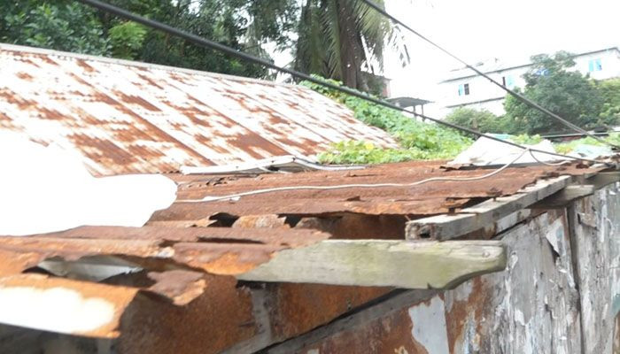 নারায়ণগঞ্জ এর রূপগঞ্জে এসিআই লবণ কারখানার ধোঁয়ায় নষ্ট হচ্ছে বাড়িঘর, স্বাস্থ্যঝুঁকিতে মানুষ