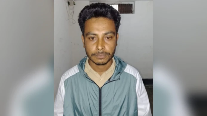 মানিকগঞ্জে বাসে চাঁদা তোলার সময় যুবদল নেতা গ্রেপ্তার