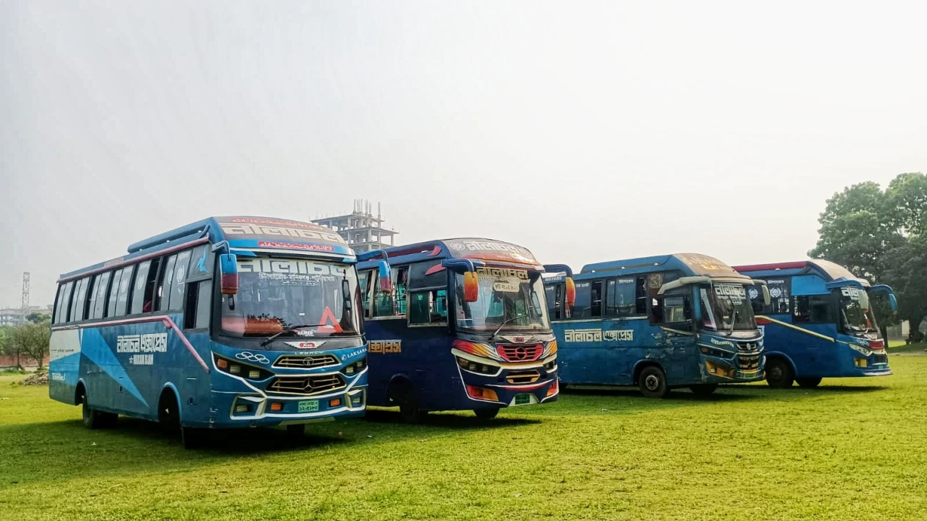গবি শিক্ষার্থীকে মারধর, নীলাচল পরিবহনের ৫ বাস আটক