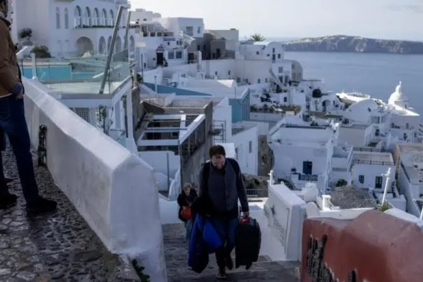 Thousands evacuate Santorini as earthquakes strike island