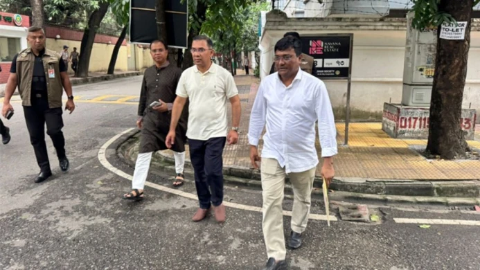 গুলশানের বাসভবন থেকে হেঁটে রাজনৈতিক কার্যালয়ে প্রধানমন্ত্রী