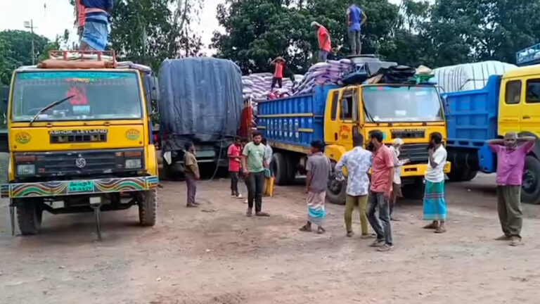 হিলি বন্দরে ভারতীয় চালের আমদানির জোয়ার, বাজারে কমছে দাম