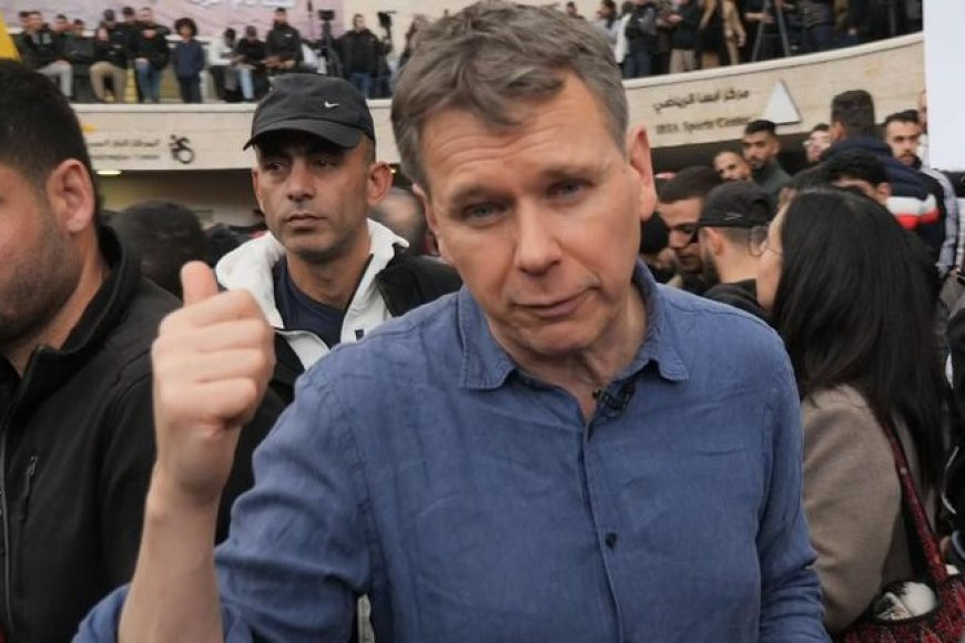 Freed prisoners greeted as heroes in frenetic Ramallah