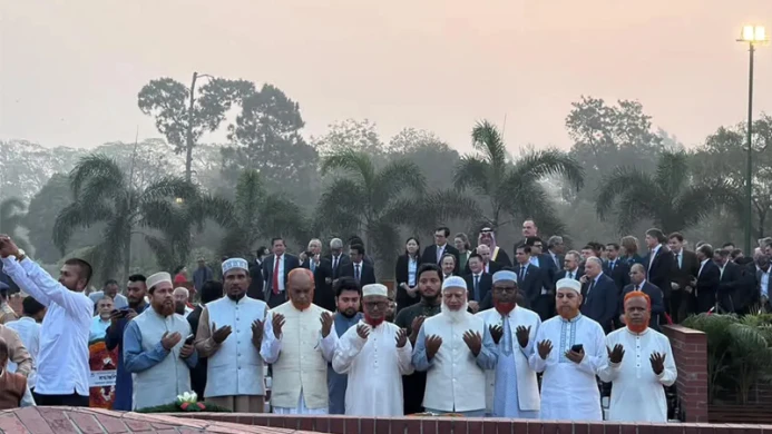 স্বাধীনতা দিবসে স্মৃতিসৌধে বিরোধীদলীয় নেতার শ্রদ্ধা