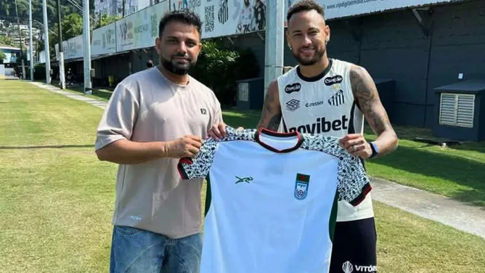 নেইমারের হাতে বাংলাদেশের জার্সি, ব্রাজিলে ভিন্ন এক মুহূর্ত