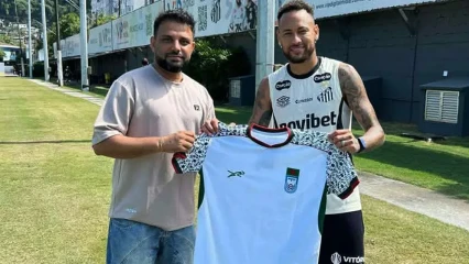 নেইমারের হাতে বাংলাদেশের জার্সি, ব্রাজিলে ভিন্ন এক মুহূর্ত