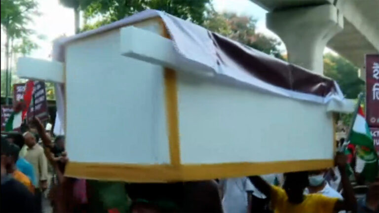 জুলাই গণহত্যার বিচার দাবিতে আইন উপদেষ্টার প্রতীকী কফিন নিয়ে মিছিল