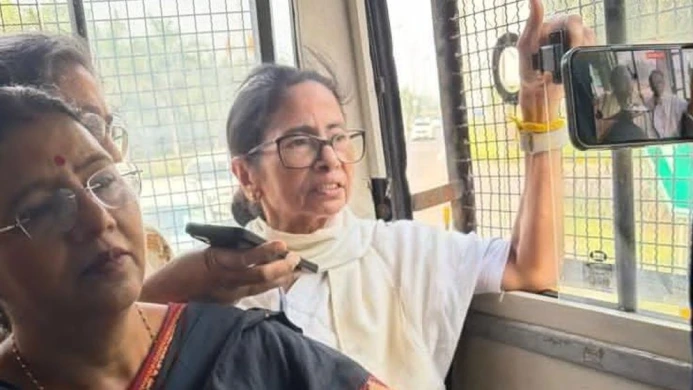 দিল্লিতে মমতা ব্যানার্জিকে আটক করল পুলিশ