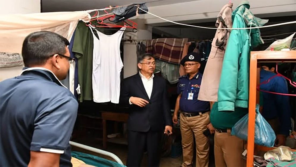 আকস্মিক তেজগাঁও থানা পরিদর্শনে স্বরাষ্ট্রমন্ত্রী