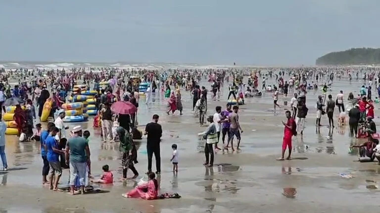 দুযোর্গপূর্ণ আবহাওয়াতেও পর্যটকে মুখর কক্সবাজার ও পার্বত্য এলাকা