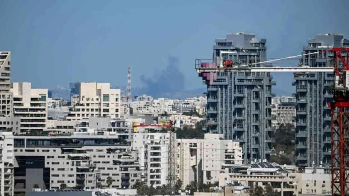 ইরানের ক্ষেপণাস্ত্র হামলায় তেল আবিবে বিস্ফোরণ