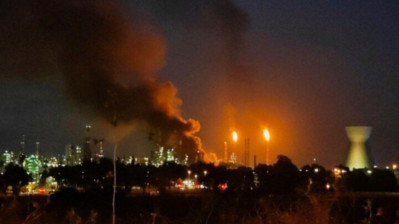 ইসরায়েলের হাইফা বন্দরের একটি তেল শোধনাগারে ইরানের ক্ষেপণাস্ত্র হামলা, নিহত ৩
