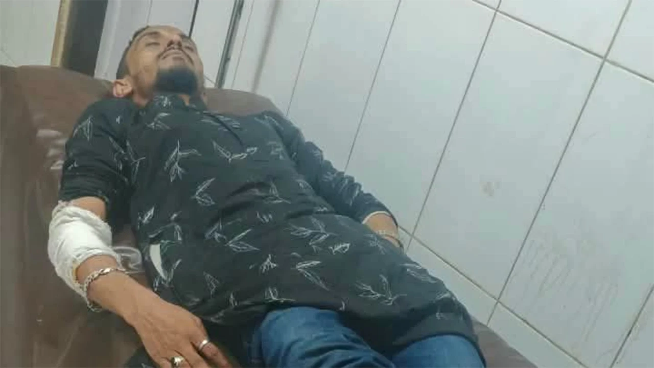 ফেসবুক মন্তব্যের জেরে ছাত্রদল নেতাকে বাসায় পিটালেন ছাত্রলীগ নেতা