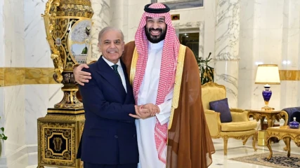 যুক্তরাষ্ট্র-ইরান ইস্যুতে সৌদিতে শাহবাজ–প্রিন্স সালমান বৈঠক