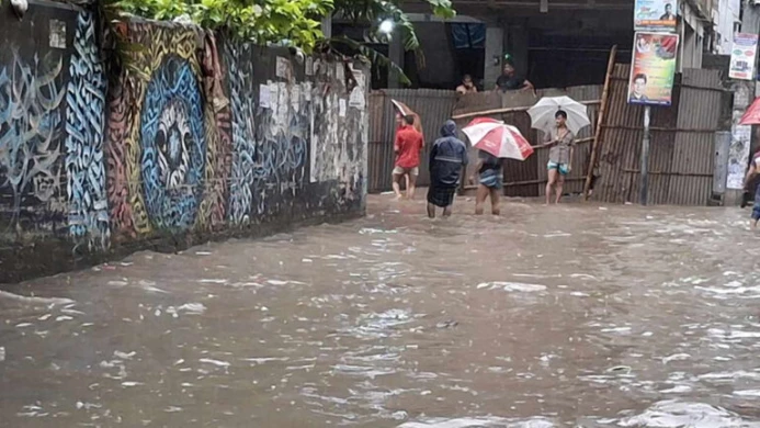 রাতভর বৃষ্টিতে রাজধানীতে জলাবদ্ধতা, ভোগান্তিতে নগরবাসী