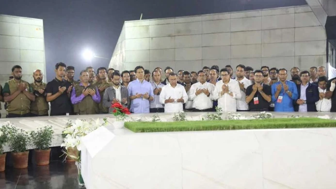 মা–বাবার কবর জিয়ারতে নির্বাচনী প্রচারণা শেষ তারেক রহমান