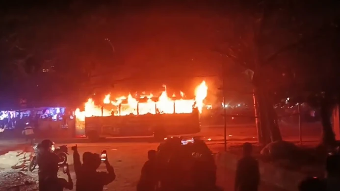 ঢাকার উত্তর বাড্ডায় চলন্ত যাত্রীবাহী বাসে অগ্নিসংযোগ