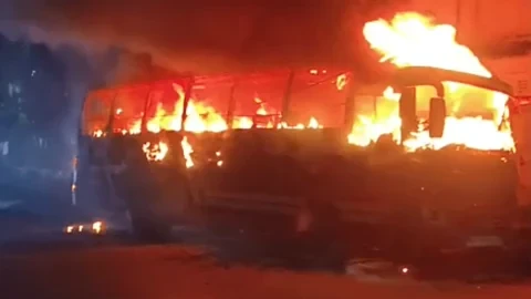 নারায়ণগঞ্জে দাঁড়িয়ে থাকা নীলাচল পরিবহনের বাসে আগুন