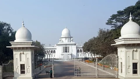 সুপ্রিম কোর্টের প্রধান বিচারপতির প্রবেশপথে ককটেল বিস্ফোরণ