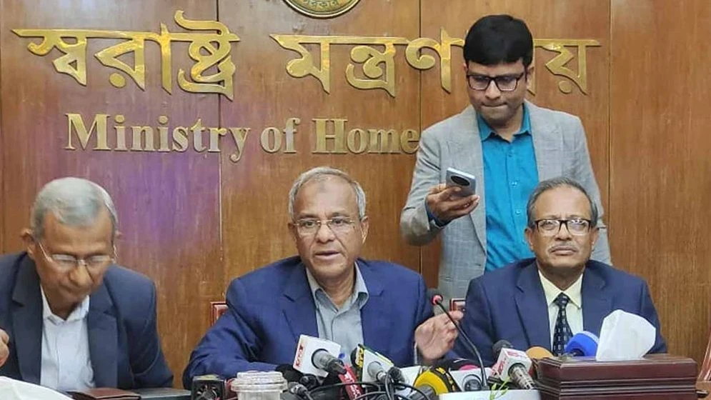 হাদি হত্যার ঘাতক দেশে নাকি বিদেশে নিশ্চিত তথ্য নেই: স্বরাষ্ট্র উপদেষ্টা