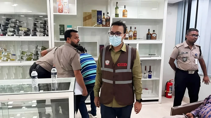 অননুমোদিত গুদামে মদ, সালমানের শ্বশুরের ৪ গুদাম সিলগালা