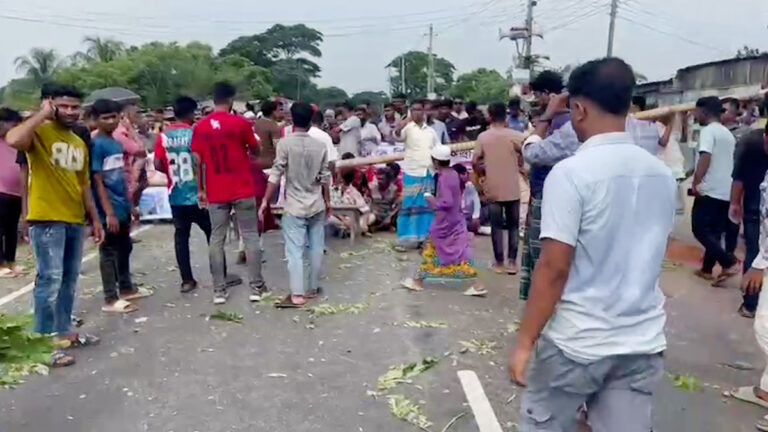 ফরিদপুরের ভাঙ্গায় সীমানা পরিবর্তনের প্রতিবাদে সড়ক-রেল অবরোধ