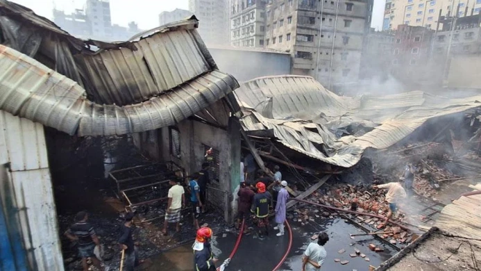 কেরানীগঞ্জে গ্যাসলাইটার কারখানায় অগ্নিকাণ্ডে ৫ জন  নিহত