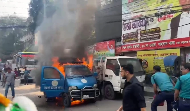 রাজধানীর রমনা থানার সামনে হঠাৎ পুলিশের গাড়িতে আগুন