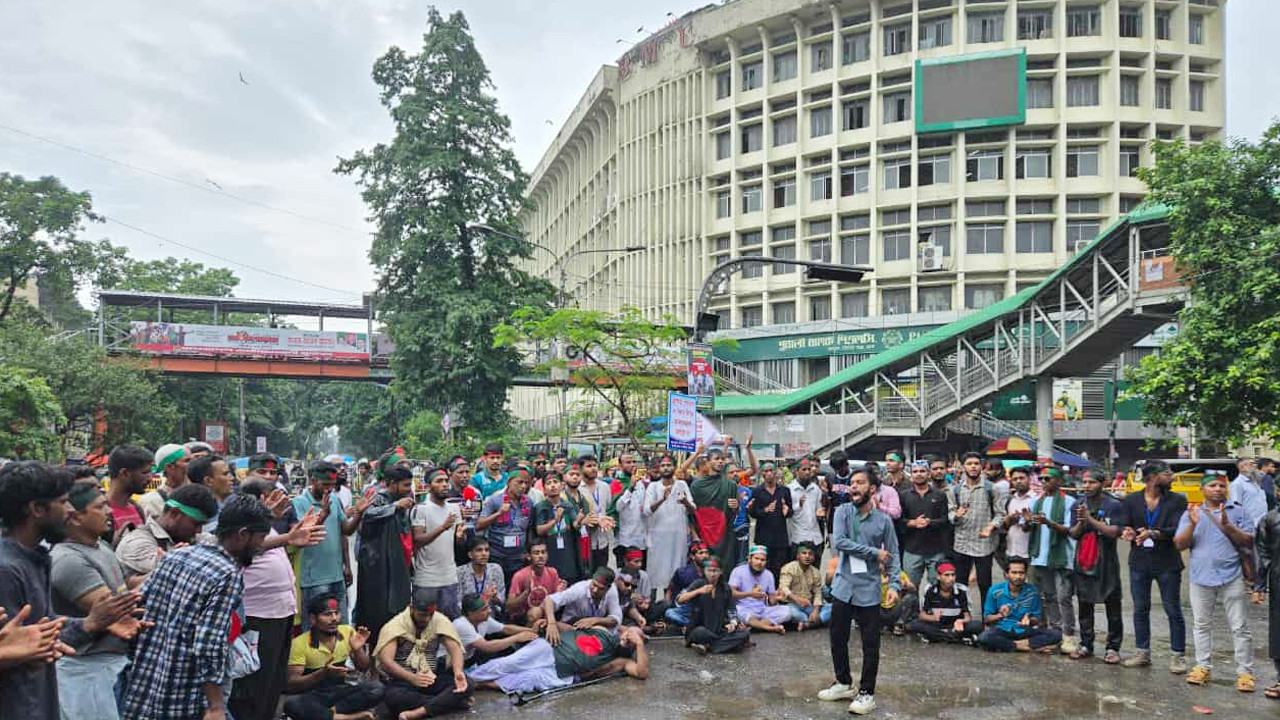 জুলাই সনদের দাবিতে শাহবাগে টানা দ্বিতীয় দিনের অবস্থান ‘জুলাই যোদ্ধাদের’, তীব্র যানজটে দুর্ভোগে নগরবাসী