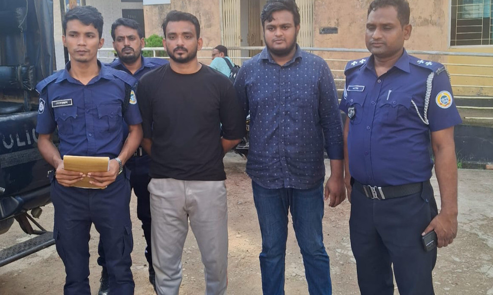 চাঁদাবাজির অভিযোগে জুলাই রেভল্যুশনারি অ্যালায়েন্সের দুই নেতা গ্রেপ্তার