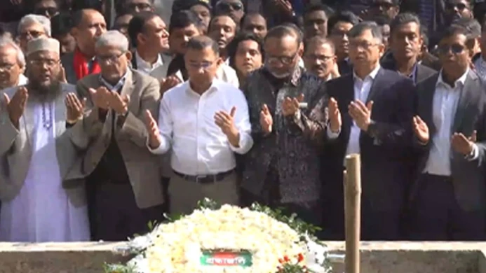 শহীদ ওসমান হাদির স্মরণে কবর জিয়ারত করলেন তারেক রহমান