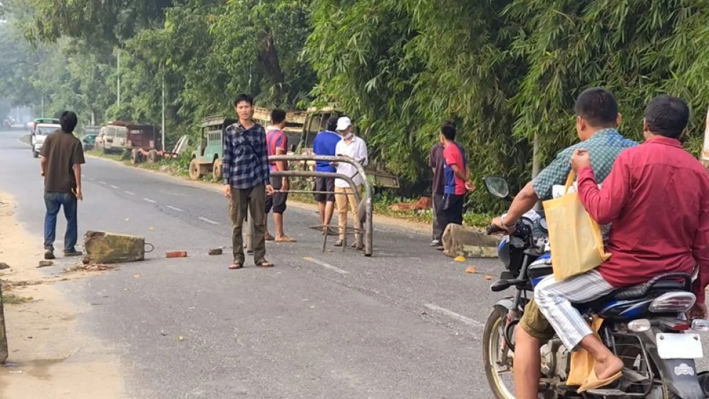 খাগড়াছড়ি-চট্টগ্রাম সড়ক অবরোধ, দুর্ভোগে যাত্রীরা