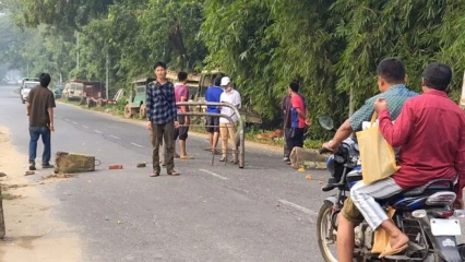 খাগড়াছড়ি-চট্টগ্রাম সড়ক অবরোধ, দুর্ভোগে যাত্রীরা