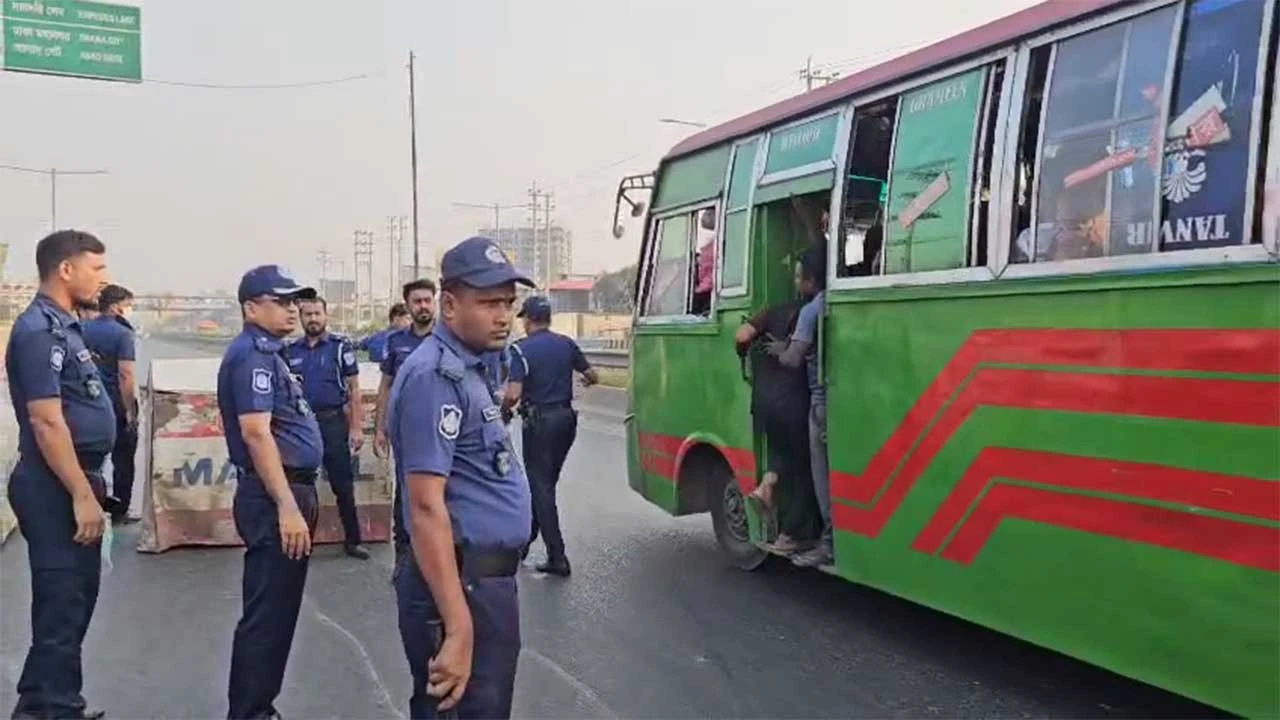 ঢাকার আমিন বাজারে নাশকতা রোধে পুলিশের কড়া তল্লাশি