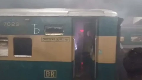 কমলাপুরে দাঁড়িয়ে থাকা ট্রেনের বগিতে আগুন
