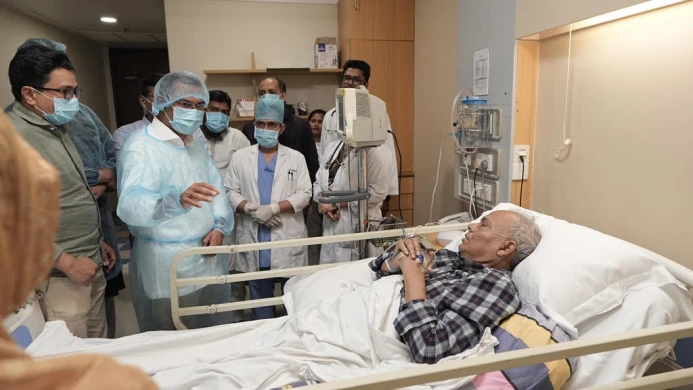 স্কয়ার হাসপাতালে রিজভীকে দেখতে গেলেন তারেক রহমান