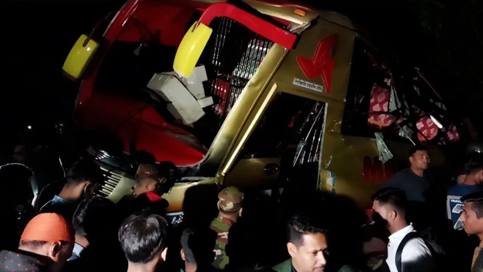 কুমিল্লায় ভয়াবহ বাস–ট্রেন দুর্ঘটনায় নিহত ১২