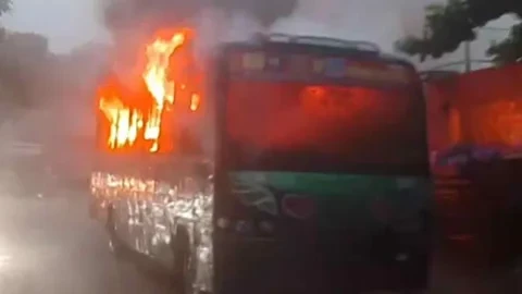 রাজধানীতে পার্কিং করা পরিস্থান পরিবহনের বাসে আগুন