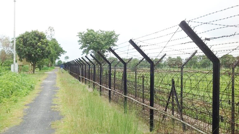 সাতক্ষীরা সীমান্তে বিএসএফের আটক ১০ বাংলাদেশি বিজিবির কাছে হস্তান্তর